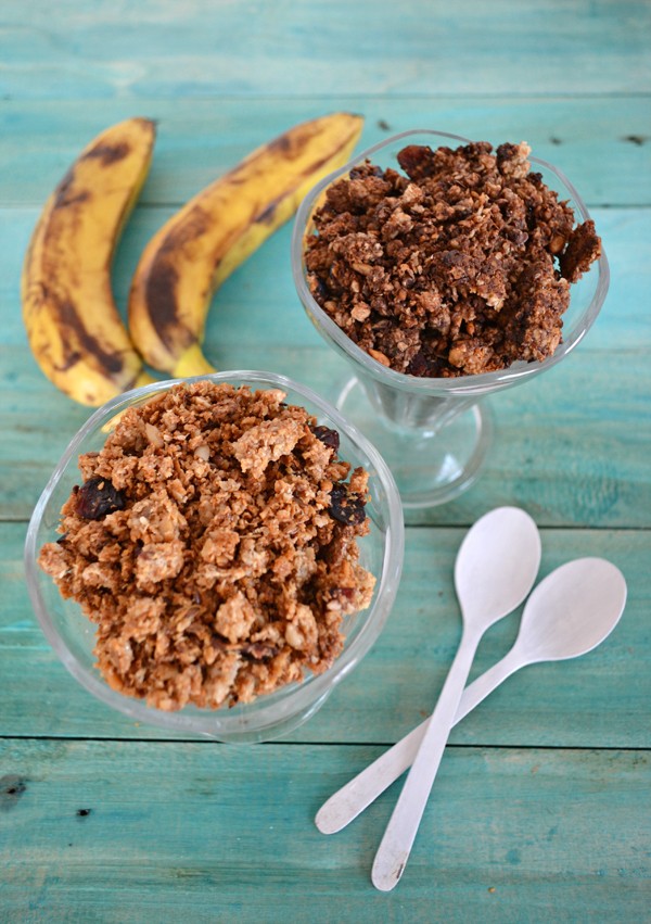 The perfect homemade granola - vanilla for her & chocolate for him - with oats, coconut oil, honey, seeds | www.bydreamsfactory.com