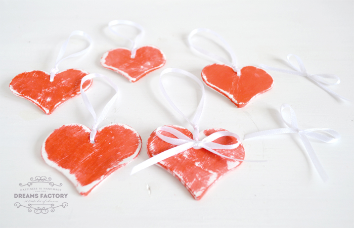 {DIY Christmas ornaments} Shabby Chic scented clay hearts - Decorate your home, Christmas tree or your Christmas gifts this year with Shabby Chic scented clay hearts ornaments using your favorite essential oils - Dreams Factory