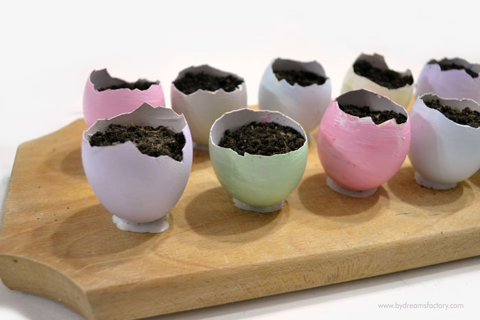 Use real eggshells to create beautiful Easter egg planters, paint them in pretty pastels and grow wheatgrass or flowers for your Easter decor - Dreams Factory