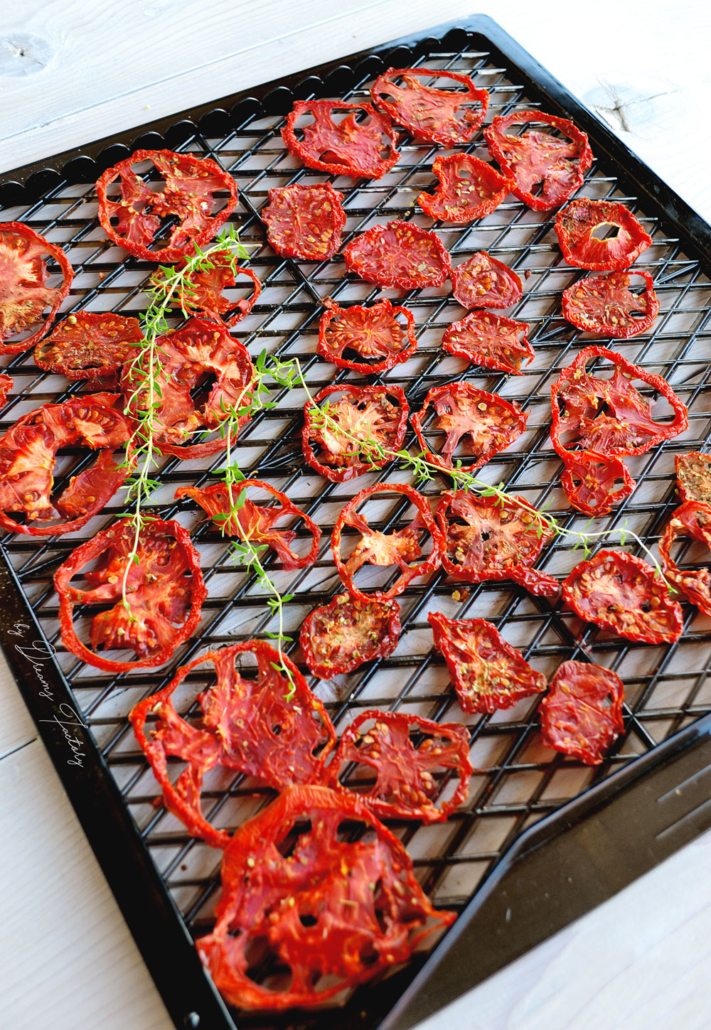Make these healthy and insanely delicious sun-dried tomatoes with aromatic herbs following these simple steps! www.bydreamsfactory.com