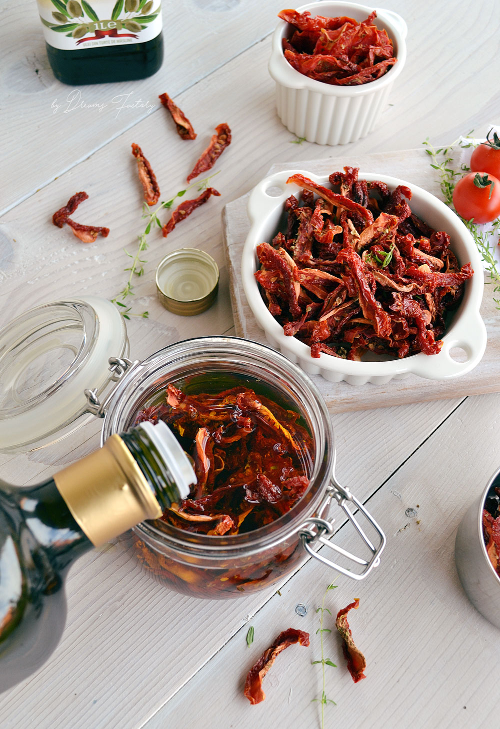 Make these healthy and insanely delicious sun-dried tomatoes with aromatic herbs following these simple steps! www.bydreamsfactory.com
