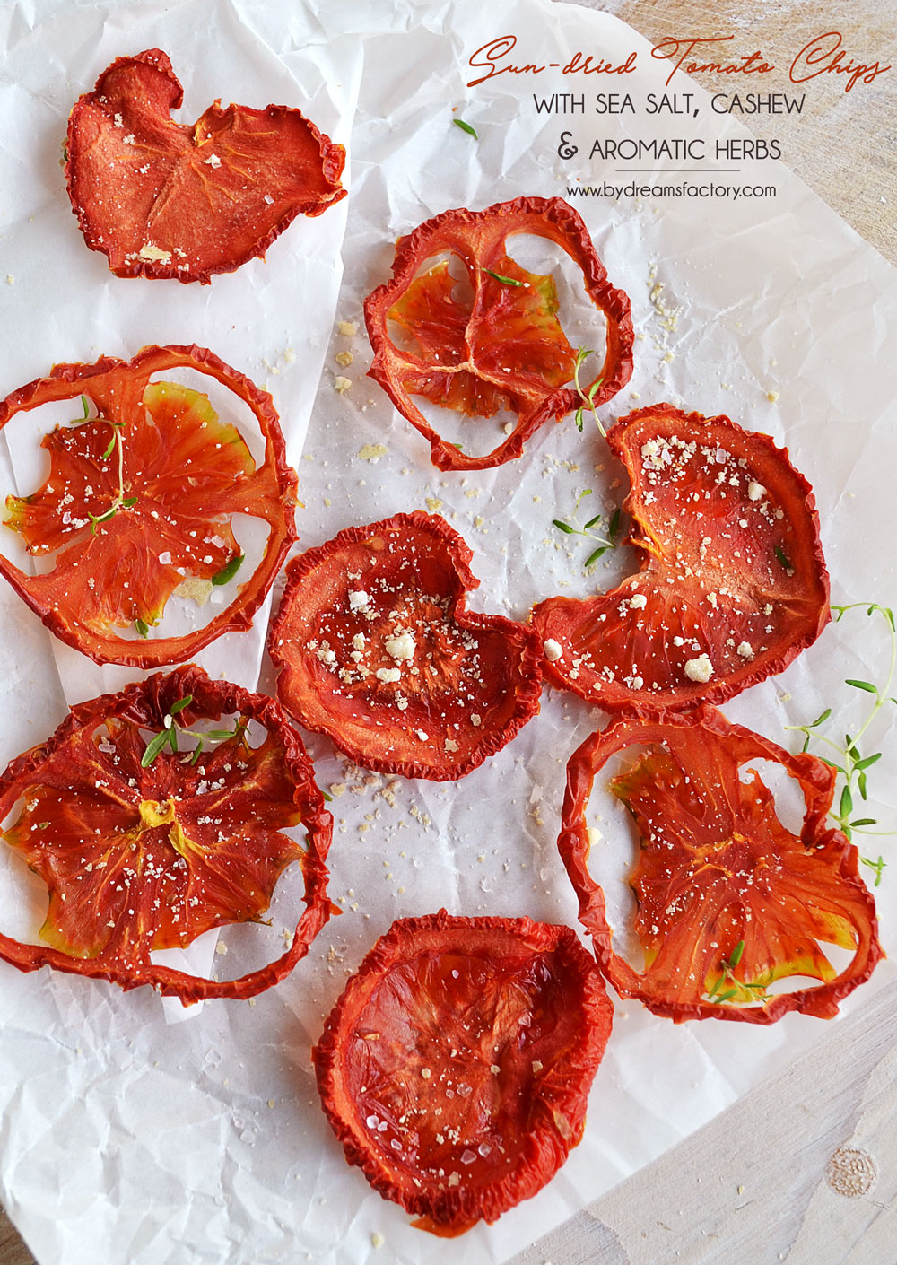 Sun-dried tomato chips with sea salt, cashew and herbs - www.bydreamsfactory.com