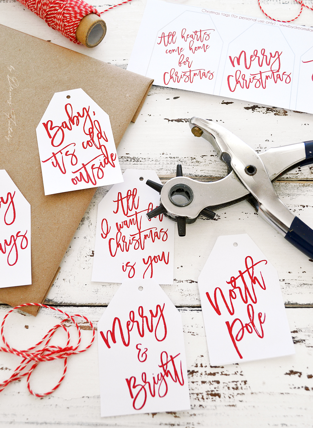 Free printable Christmas gift tags - a simple but beautiful last minute touch you need to add to your Christmas presents this year | by Dreams Factory @bydreamsfactory