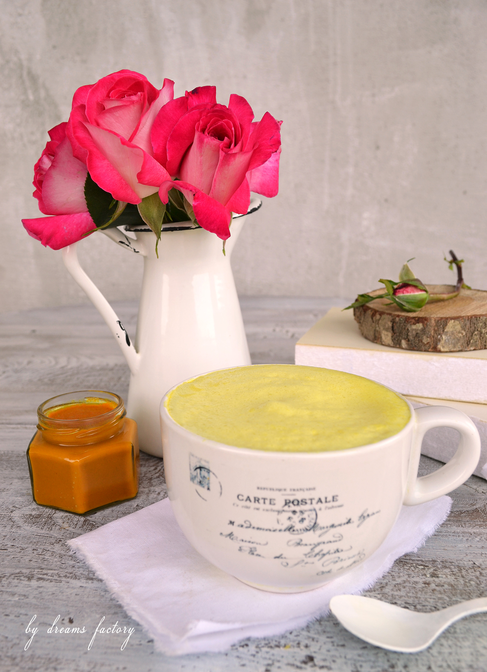 Try this creamy and frothy golden milk turmeric latte (from turmeric paste), a comforting drink with anti inflammatory healing properties & an amazing taste @bydreamsfactory